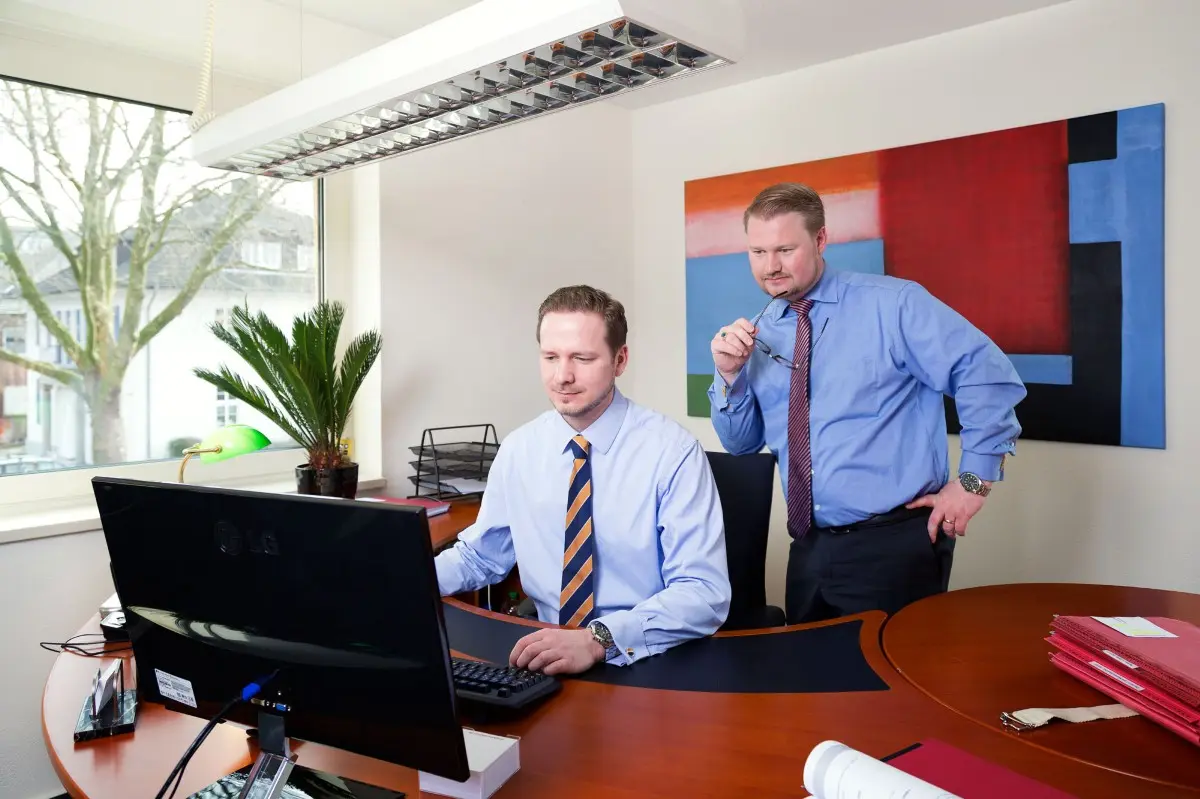 Leonid Ginter und Nils Schiering bei der Arbeit in ihrer Kanzlei in Hamm