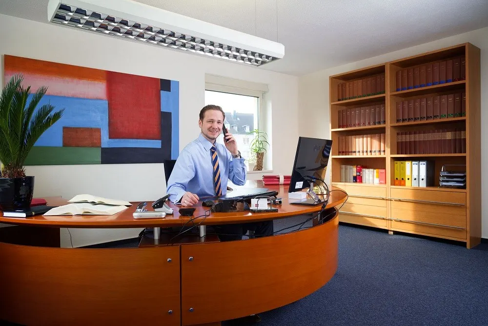 Rechtsanwalt Leonid Ginter in der Kanzlei in Hamm