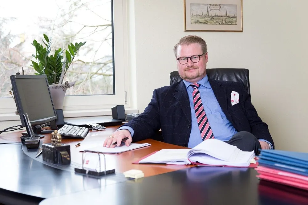 Rechtsanwalt Nils Schiering in der Kanzlei in Hamm